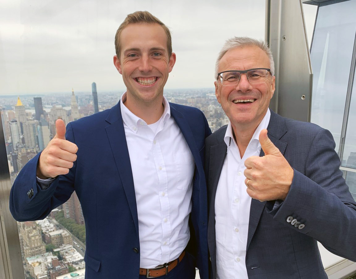 利来老牌国际官网集团CEO Alain Dehaze（右）和利来老牌国际官网集团CEO for One Month 2020全球优胜者Jordan Topoleski（左） - 副本.jpg
